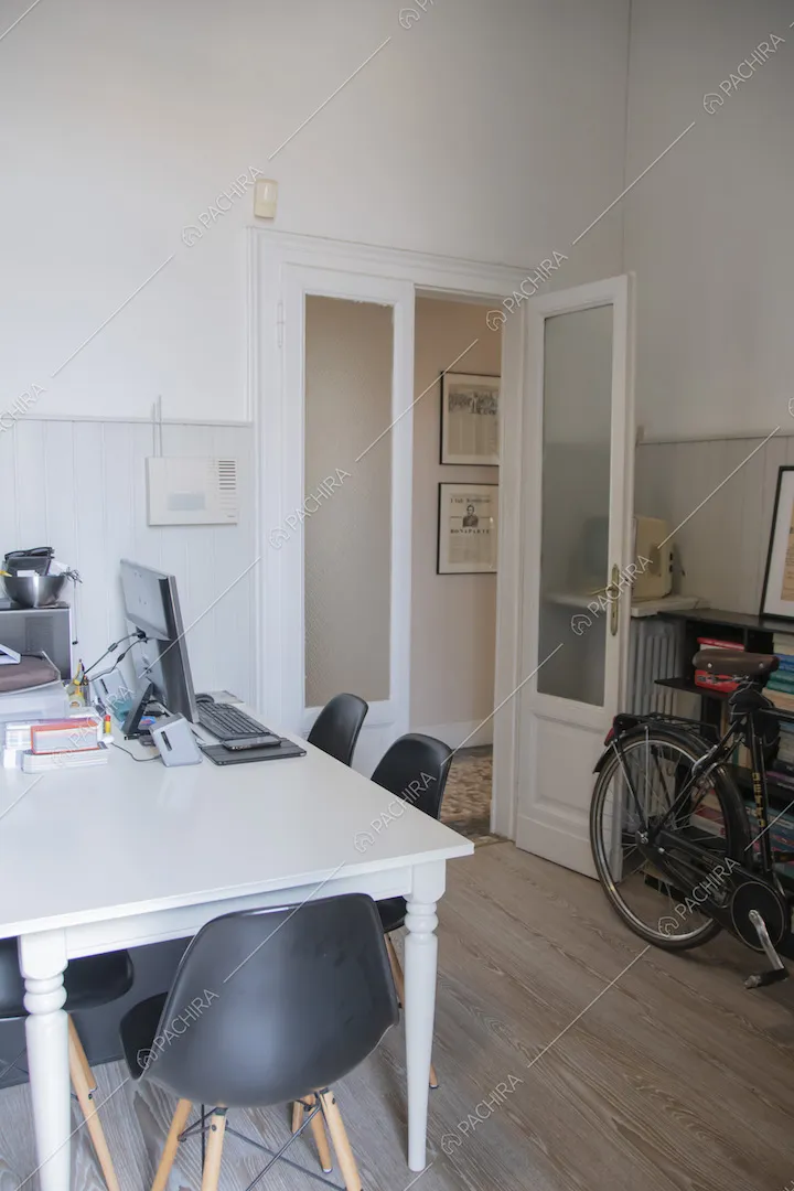 Tavolo bianco con sedie nere di design