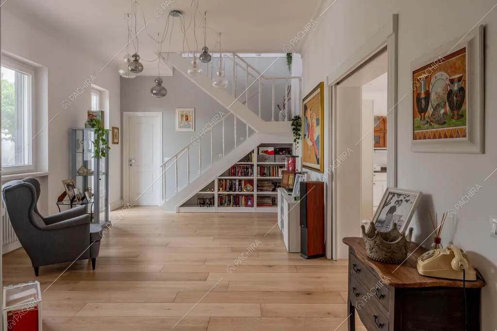 Atrio con pavimento in parquet della villa Pino Mugo, location in stile moderno a Roma