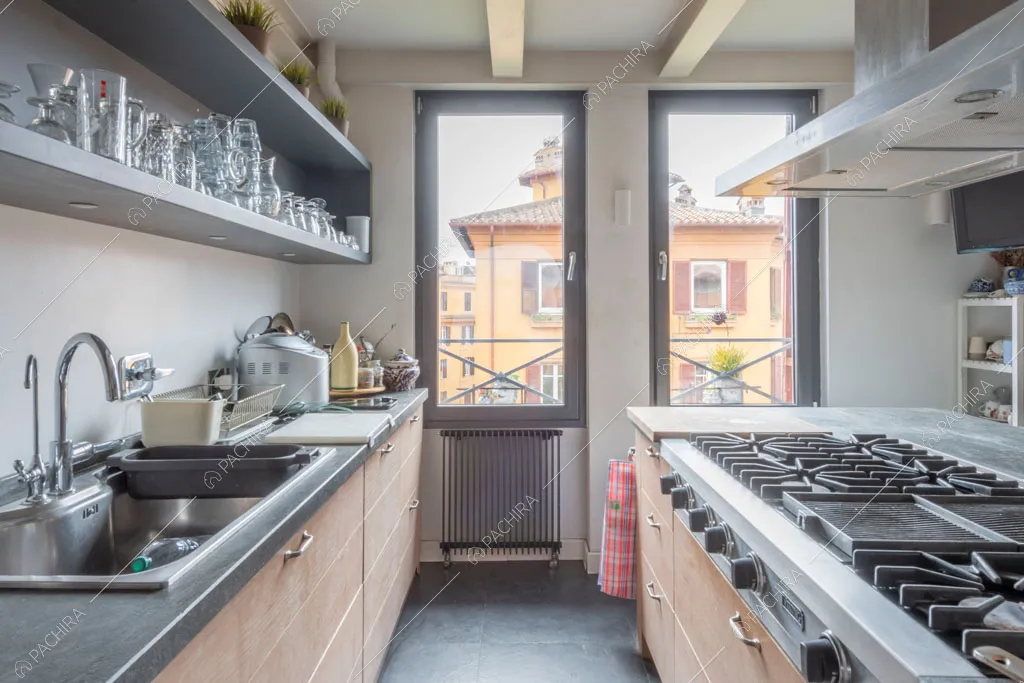 Cucina con fornelli a gas dell'appartamento Uru, location in stile moderno a Roma