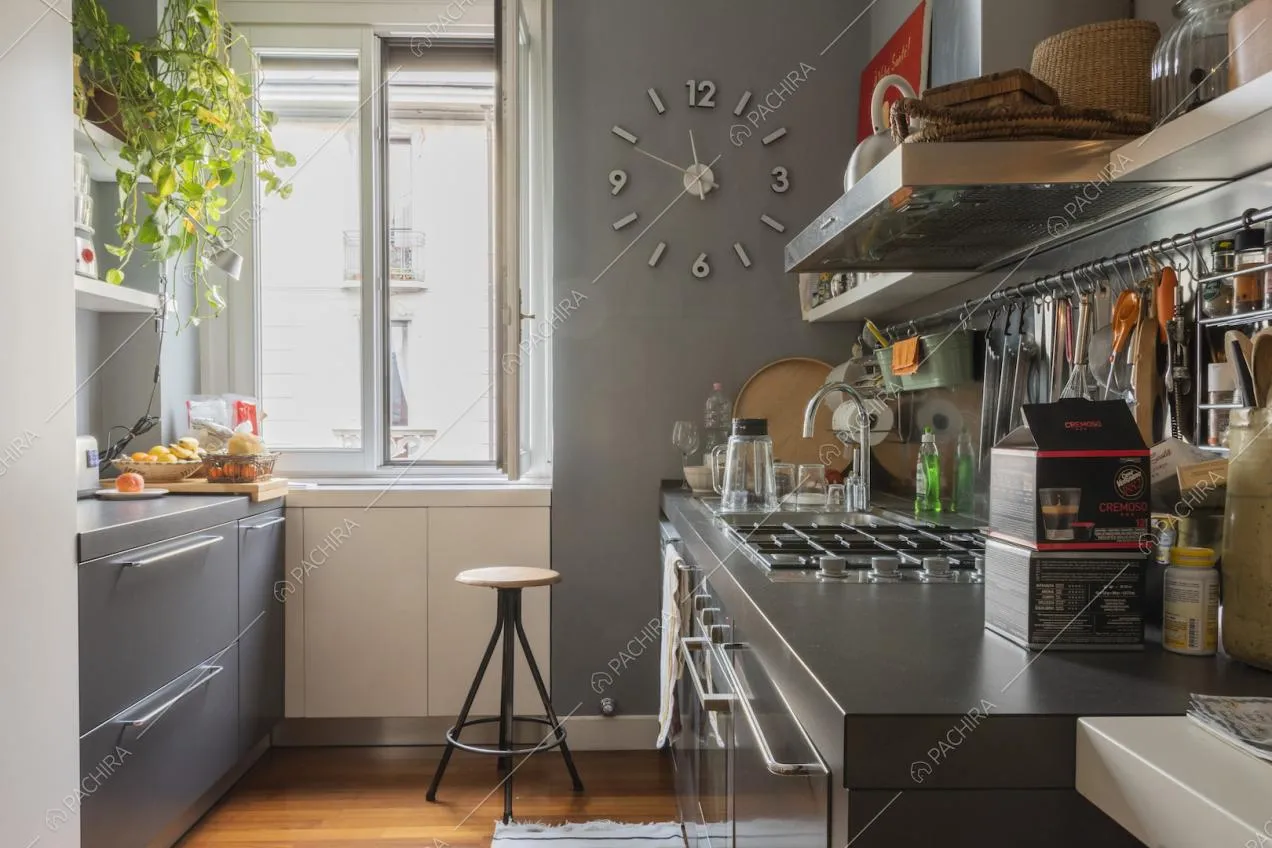 Cucina in stile contemporaneo in stabile anni '20