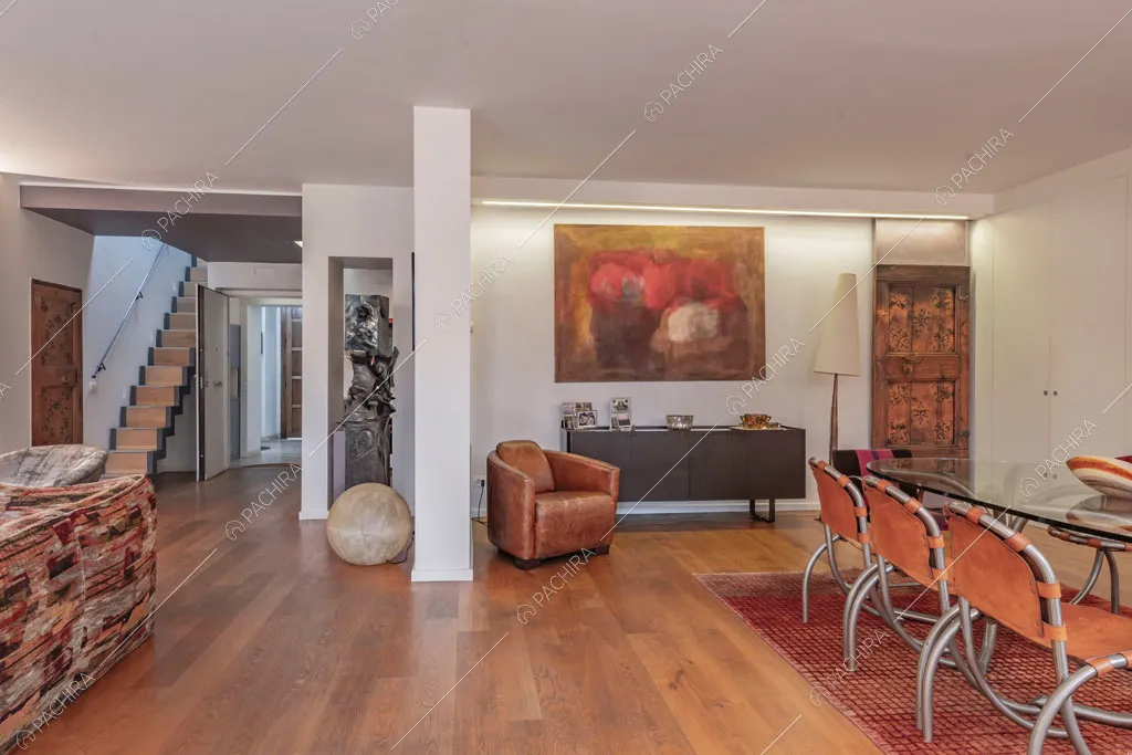 Zona living con vista sulle scale dell'appartamento Catalpa, location in stile moderno a Roma