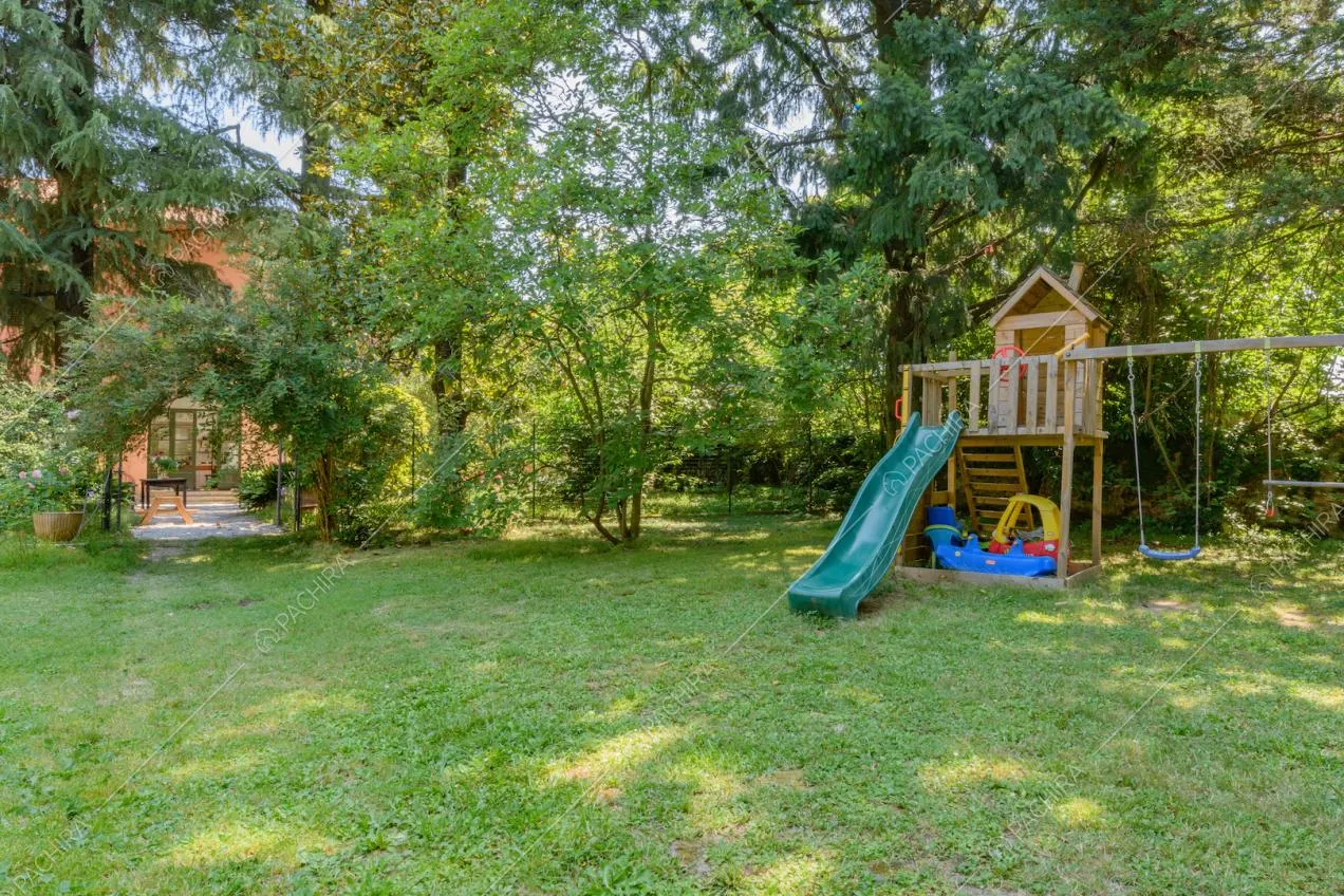 Giochi per bambini nel giardino della location