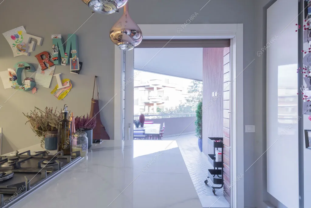 Isola bianca della cucina dell'appartamento Molucche, location in stile contemporaneo a Roma