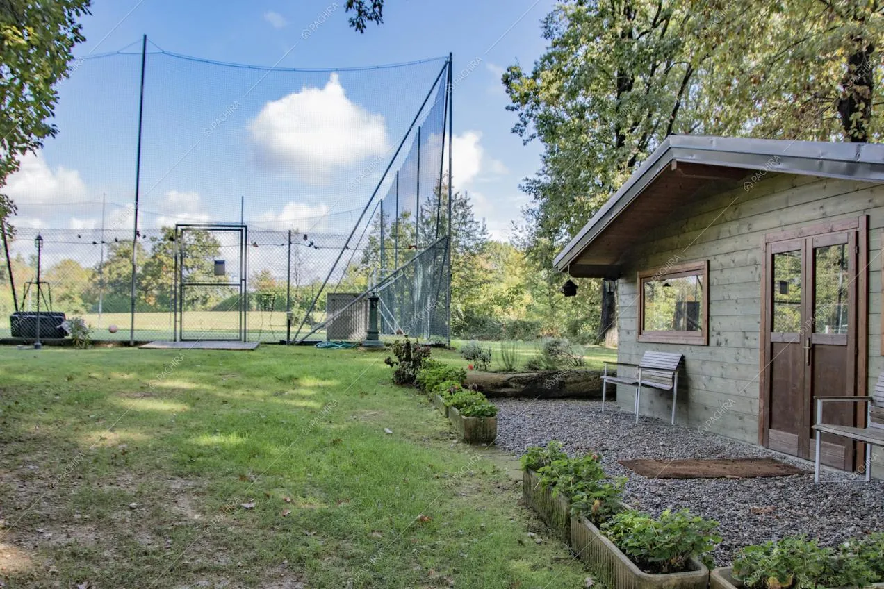 Gazebo in legno accanto al campo da tennis