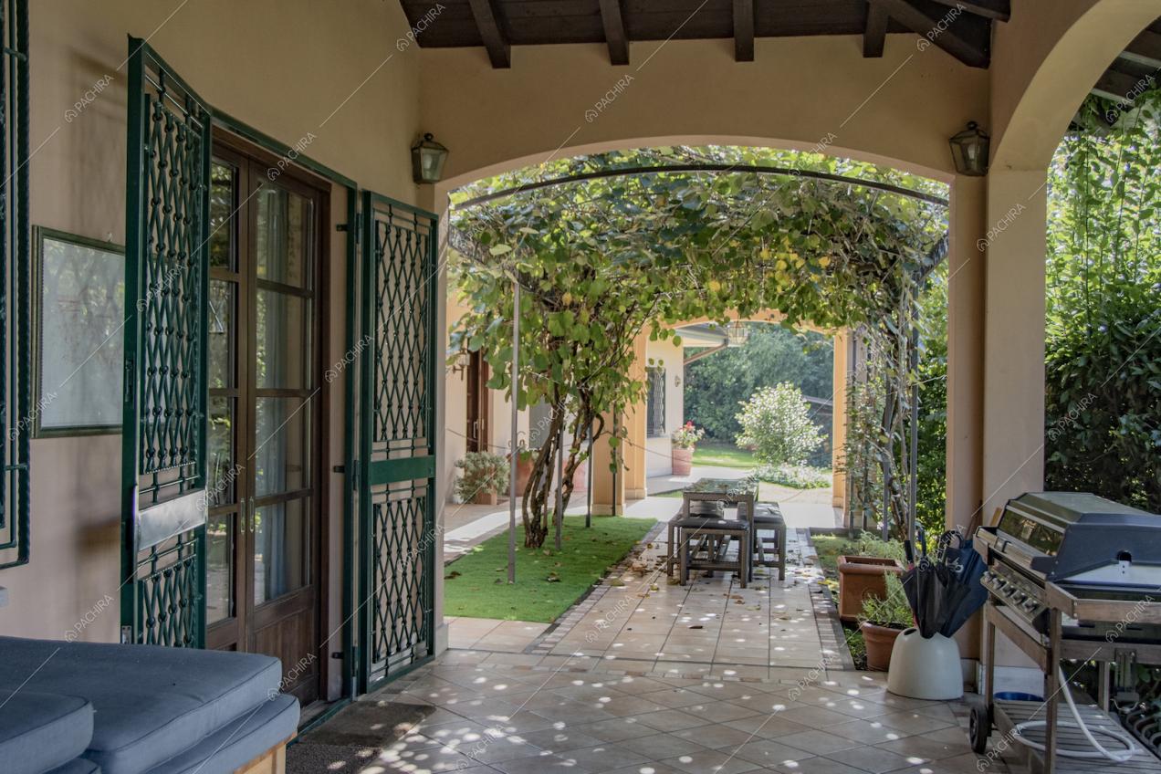Portico della location con soffitto in travi a vista e barbecue