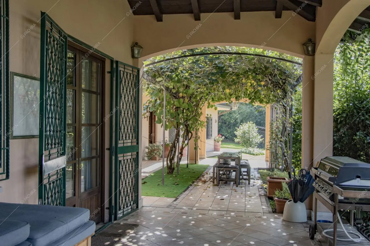 Portico della location con soffitto in travi a vista e barbecue