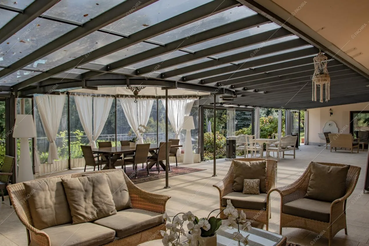 Divanetti e poltrone nella grande veranda con vista sul giardino
