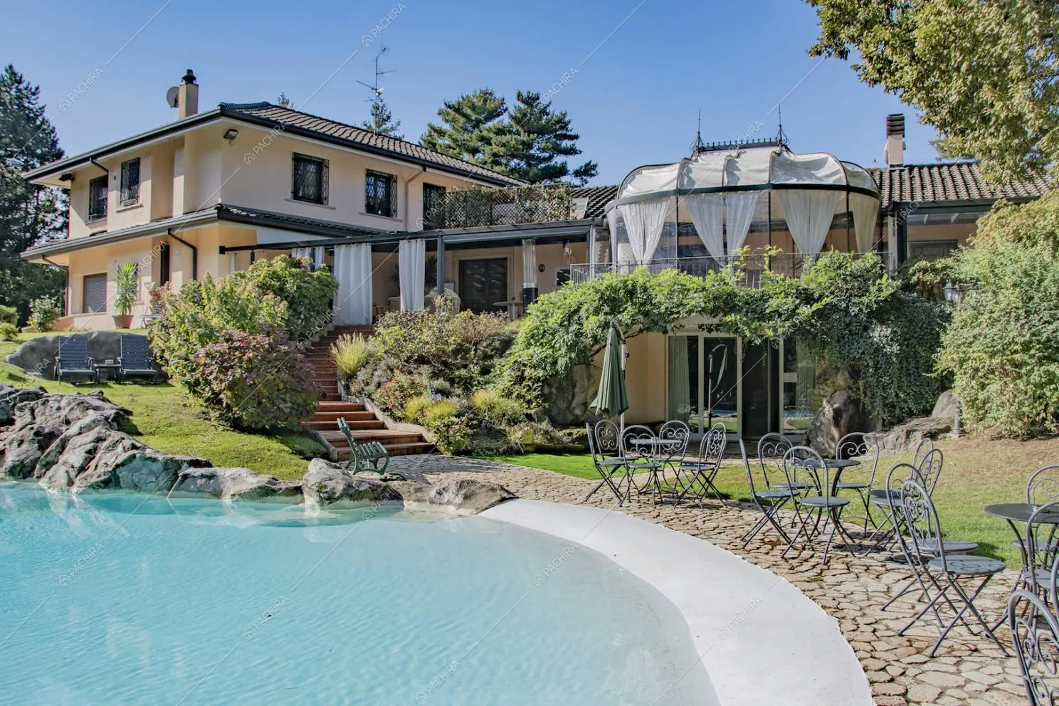 Dal giardino con piscina vista sugli esterni della villa
