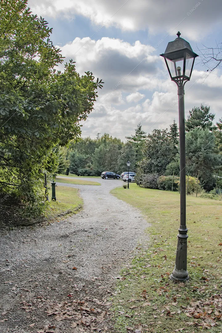 Vialetto per accedere alla location e lampione