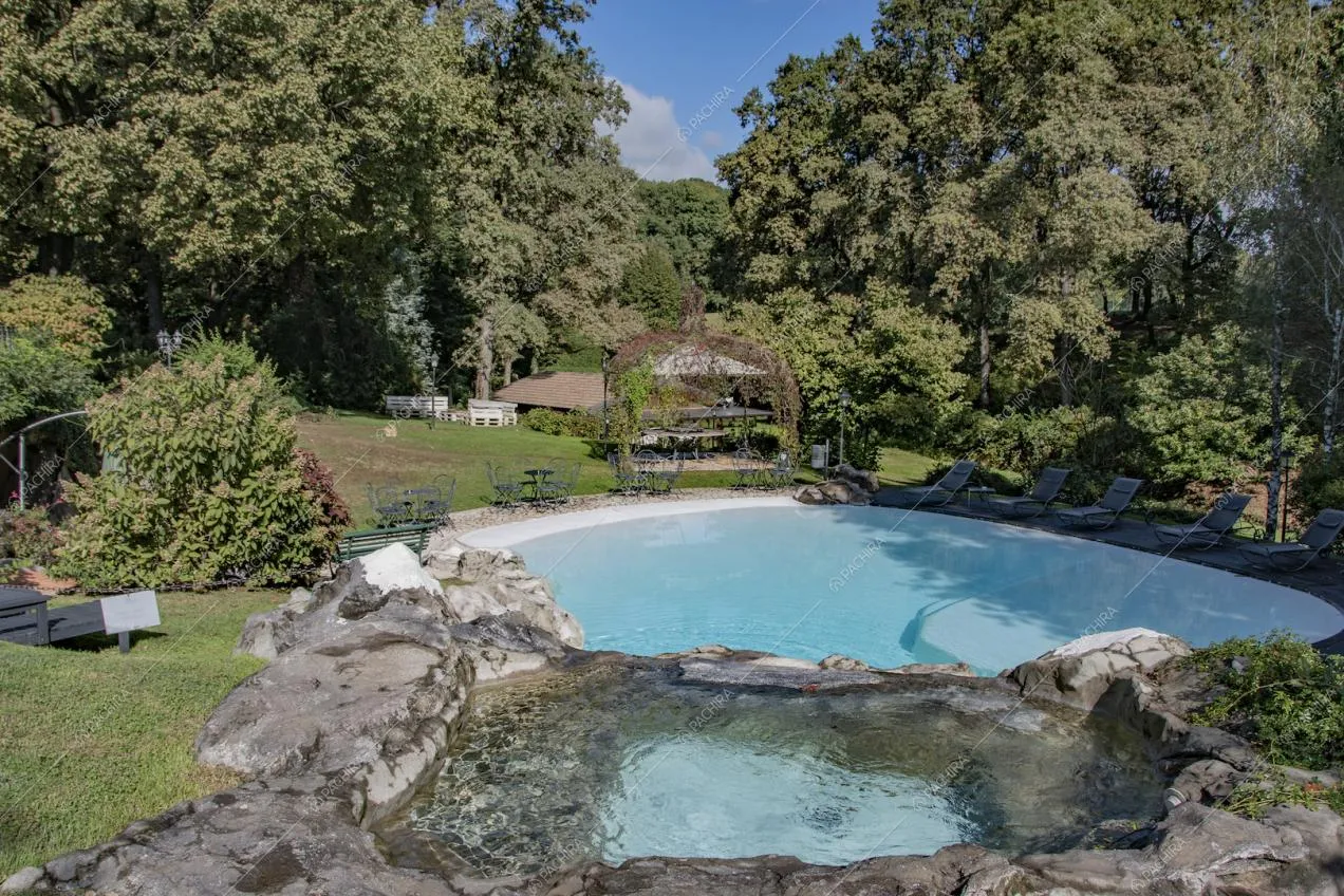 Cascata della piscina che pare ricavata dalla pietra