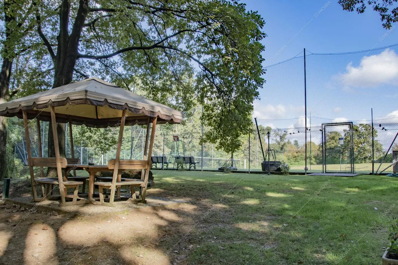 Dal giardino vista sul campo da tennis