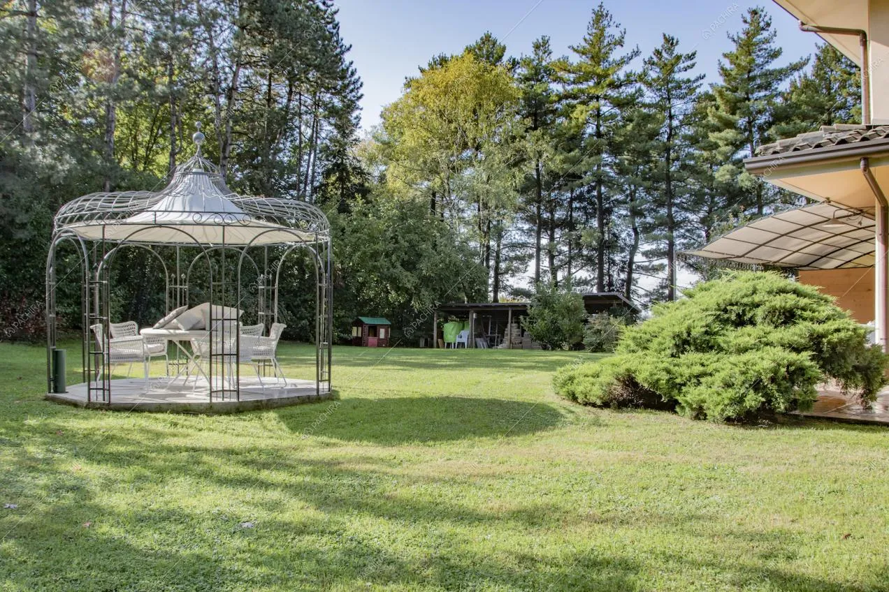 Vista sul gazebo con sedie bianche da esterni