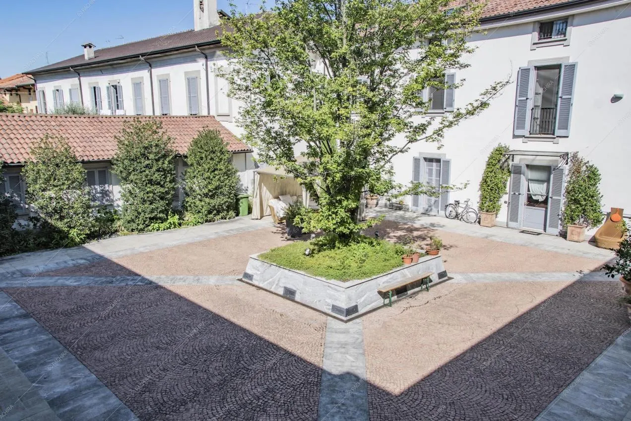Vista dall'alto sul cortile interno con pavimentazione in ciottoli e pietra