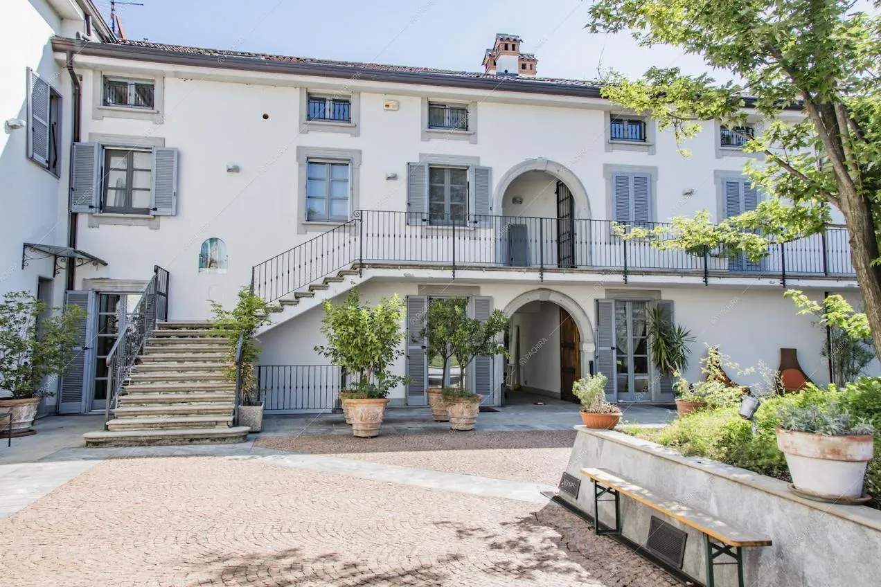 Dal cortile vista sugli esterni bianchi con scala d'accesso