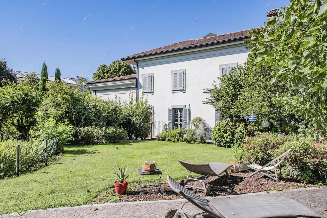 Giardino della location con sdraio e lettini