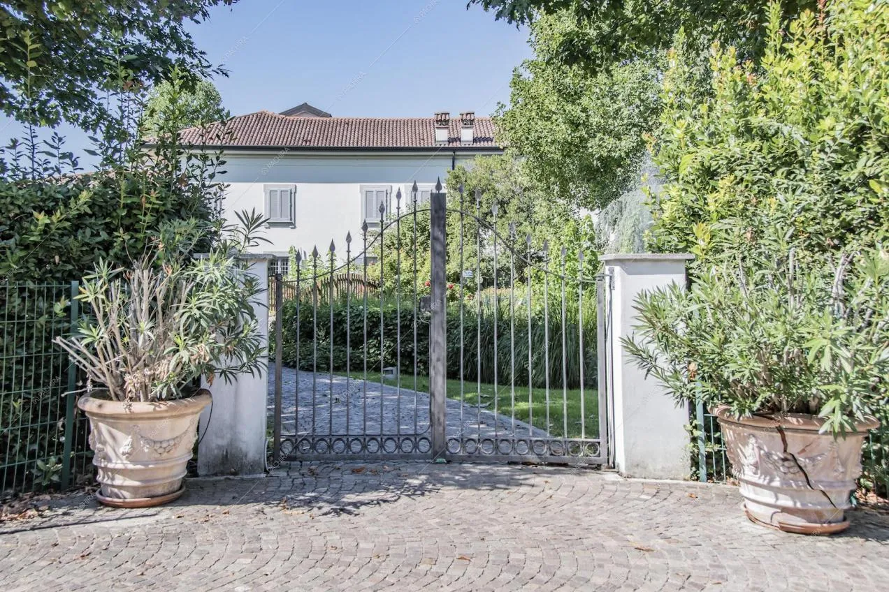 Cancello d'ingresso e vista su giardino e vialetto