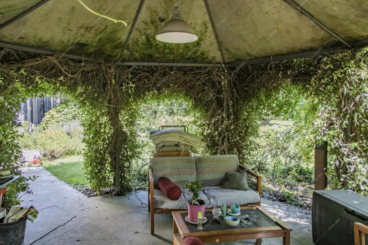 Gazebo con rampicanti e vista sul giardino