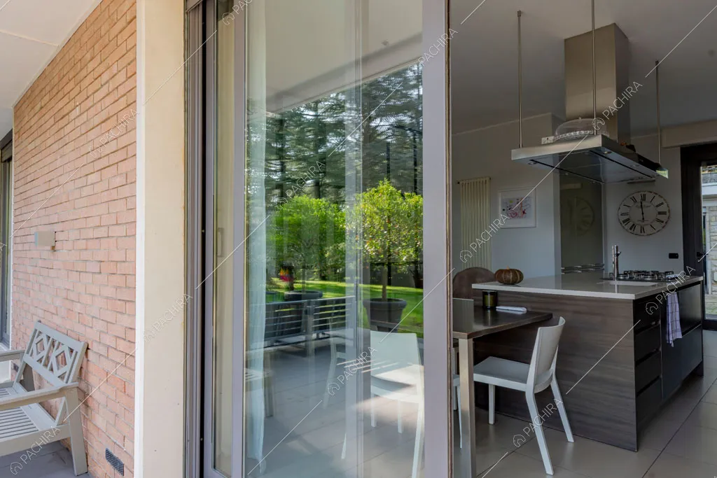 Cucina della villa Darling, location in stile contemporaneo a Monza