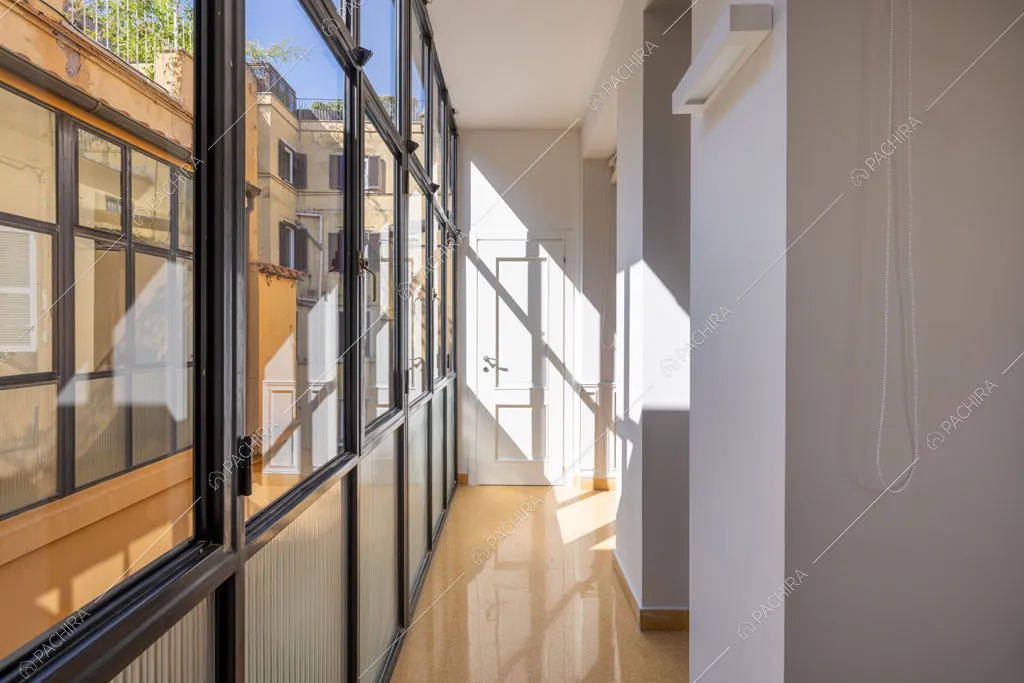 Corridoio dell'appartamento Ural, location in stile moderno a Roma