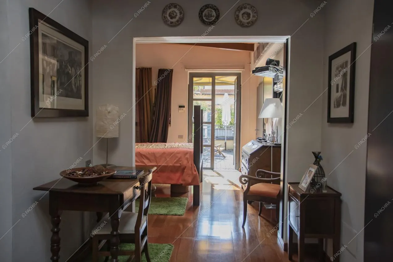 Dal corridoio vista sulla camera da letto e sulla terrazza tramite porte-finestre
