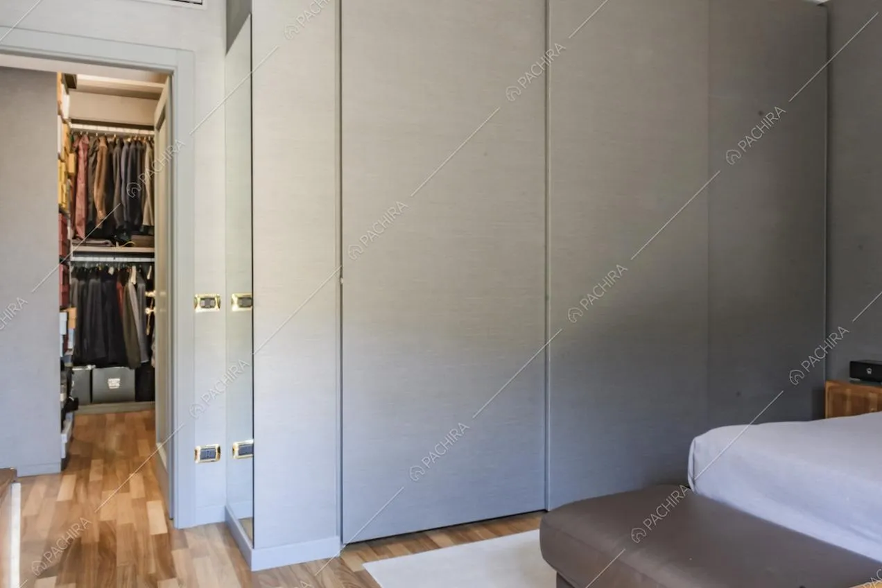 Scorcio sulla cabina armadio e pavimento in parquet