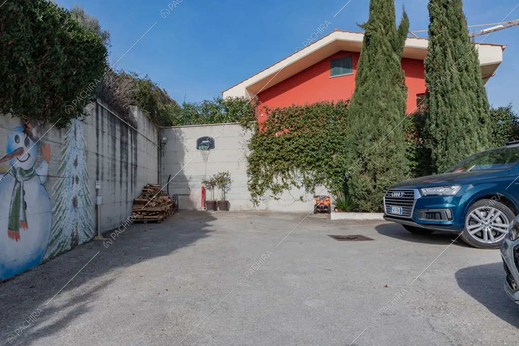 Parcheggio della villa Matico, location in stile contemporaneo a Roma