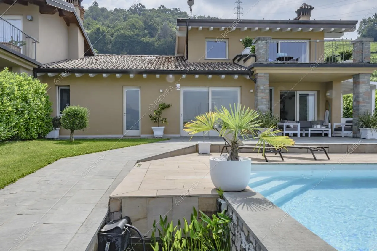 Vialetto d'accesso e bordo piscina con mattoni in pietra