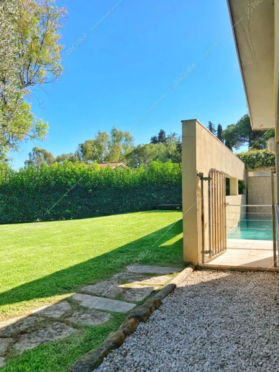 Giardino della villa Giba, location in stile moderno a Latina