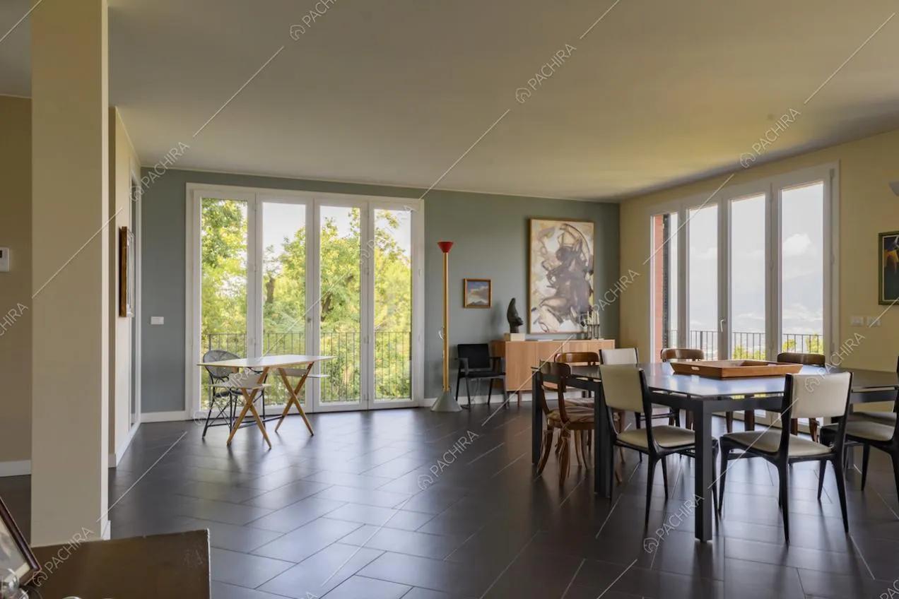 Sala da pranzo molto luminosa grazie alle vetrate