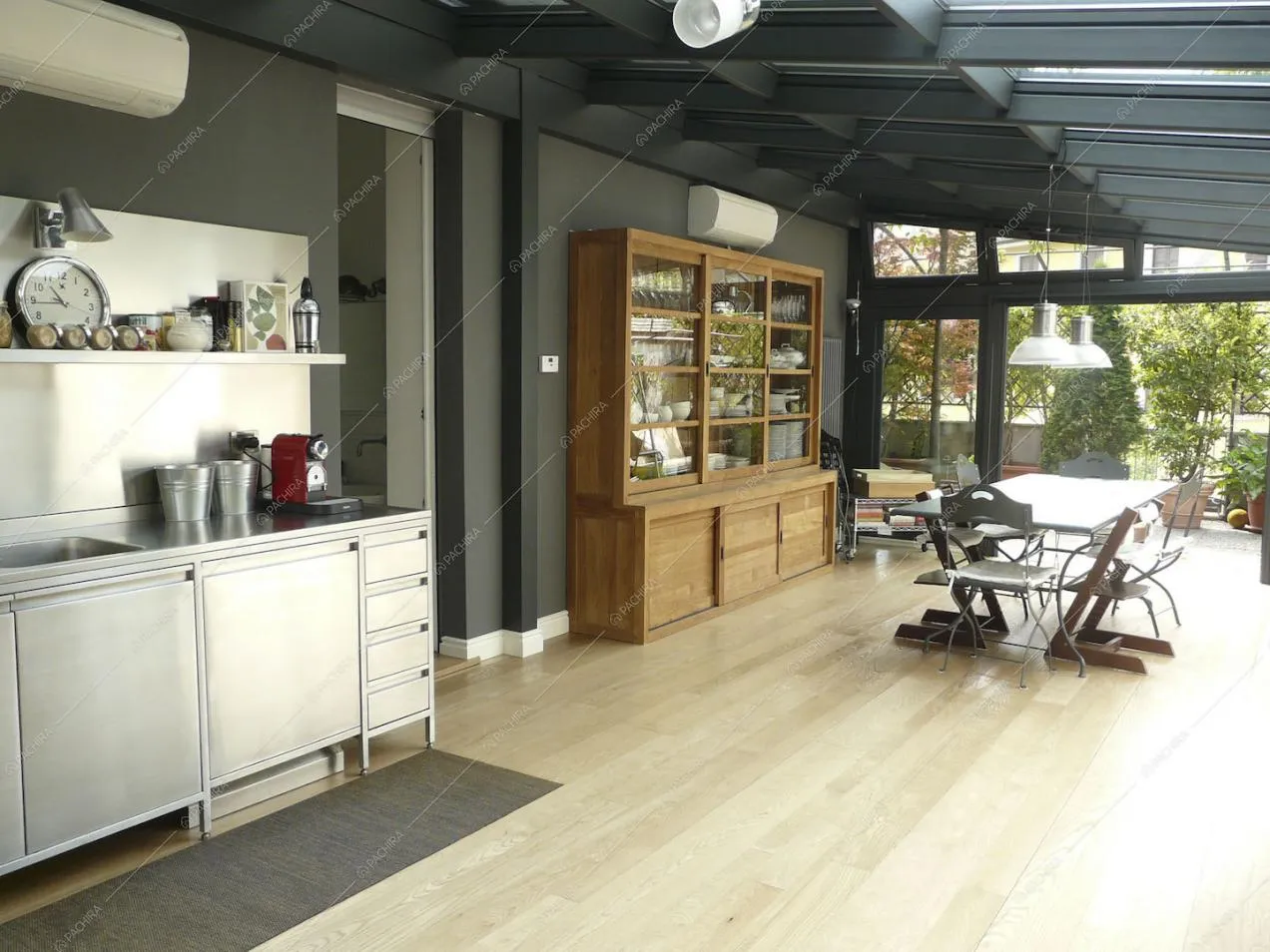 Scorcio sulla cucina, zona pranzo con pavimento in parquet e vetrata