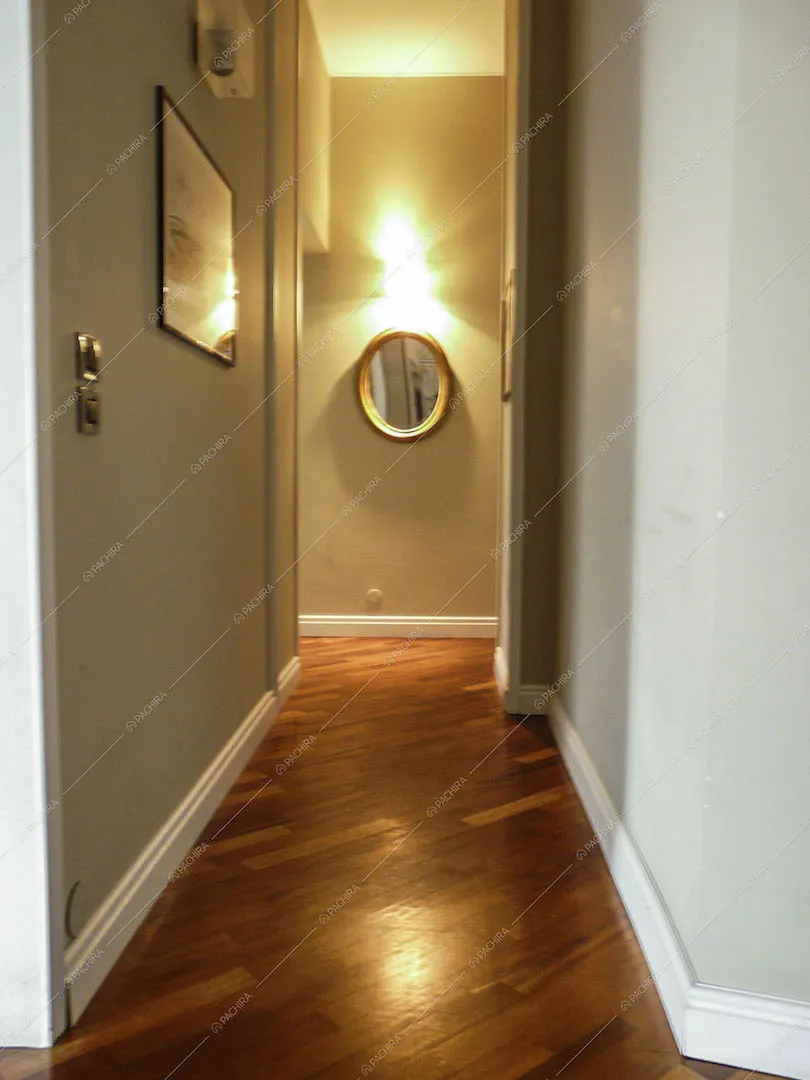 Corridoio con pavimento in parquet, specchio