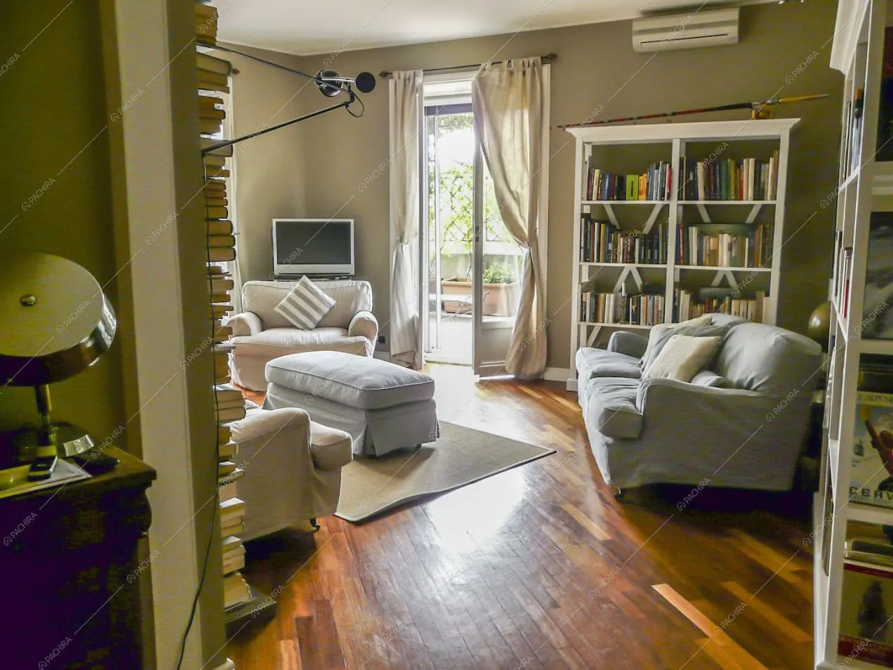 Scorcio sulla zona living con divani e libreria
