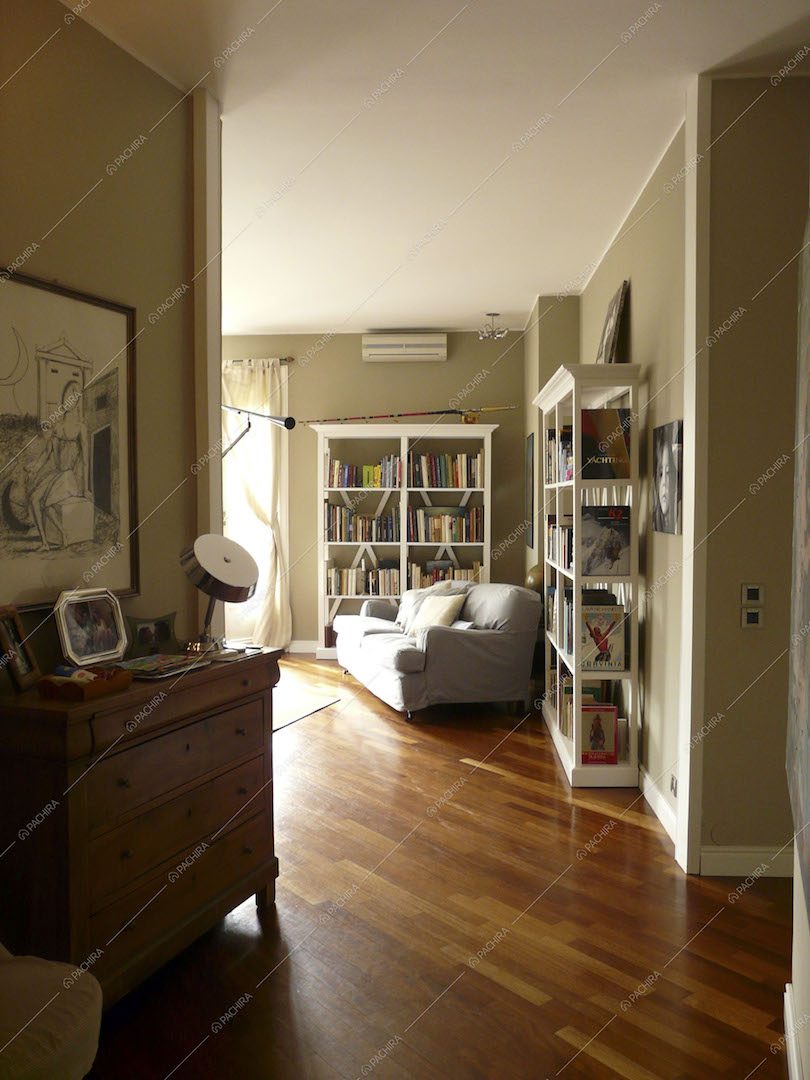 Cassettiera, pavimento in parquet, scorcio sul divano