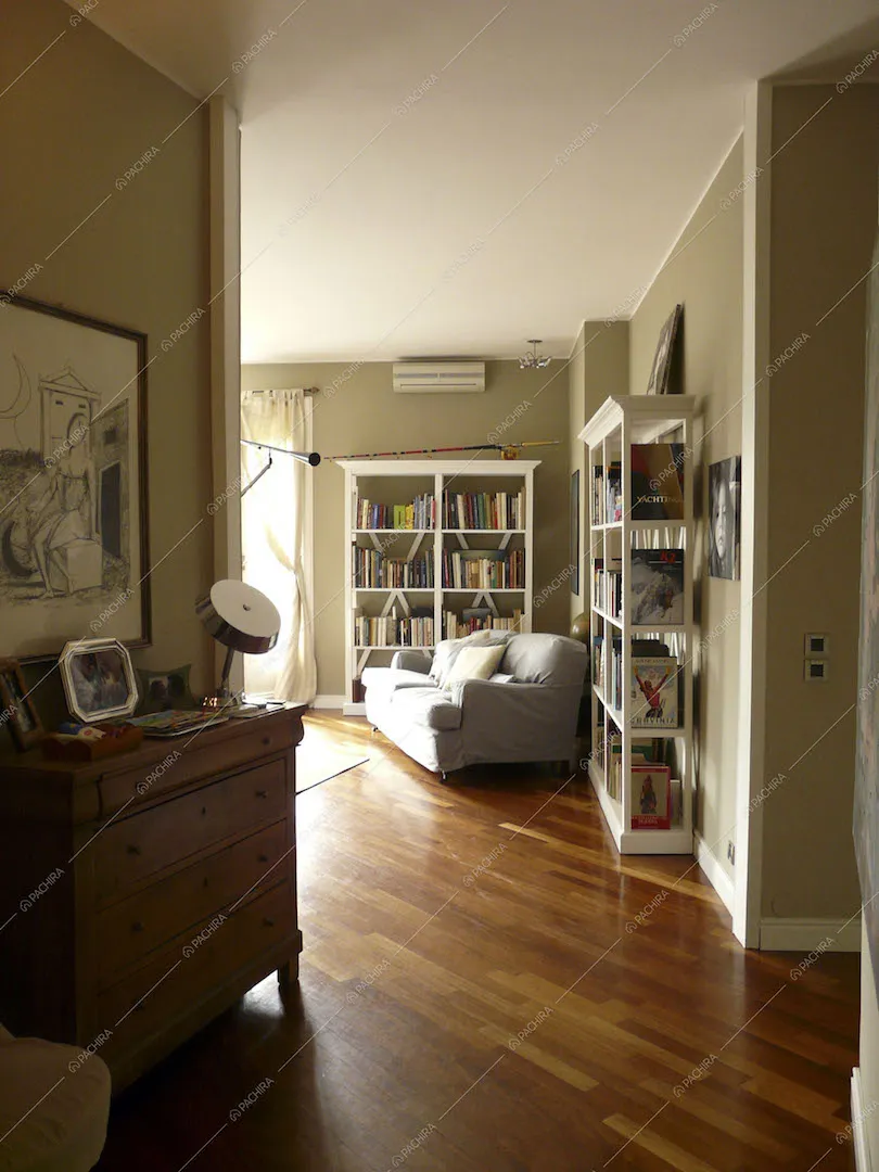 Cassettiera, pavimento in parquet, scorcio sul divano