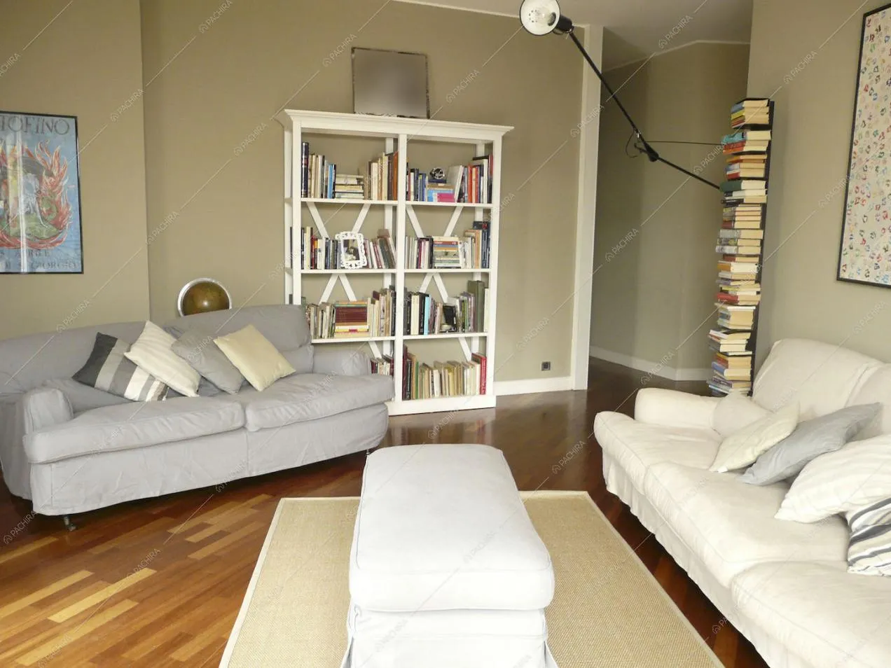Zona living con pavimento in parquet