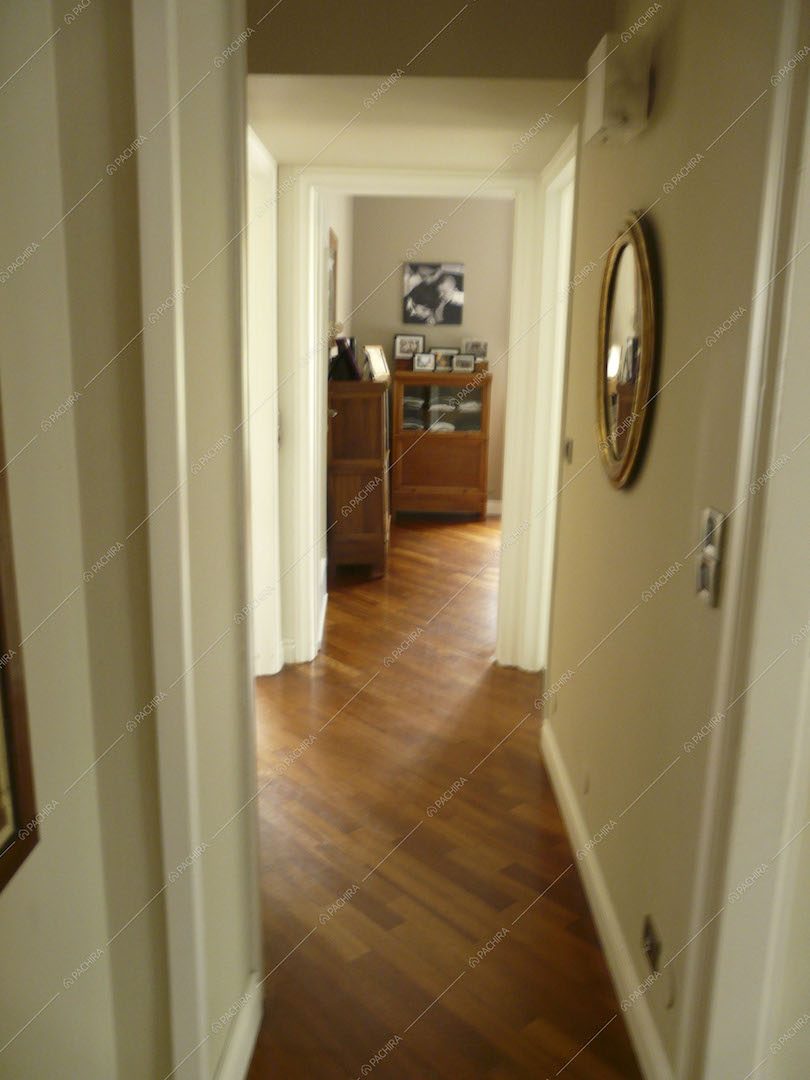 Corridoio con pavimento in parquet, specchio