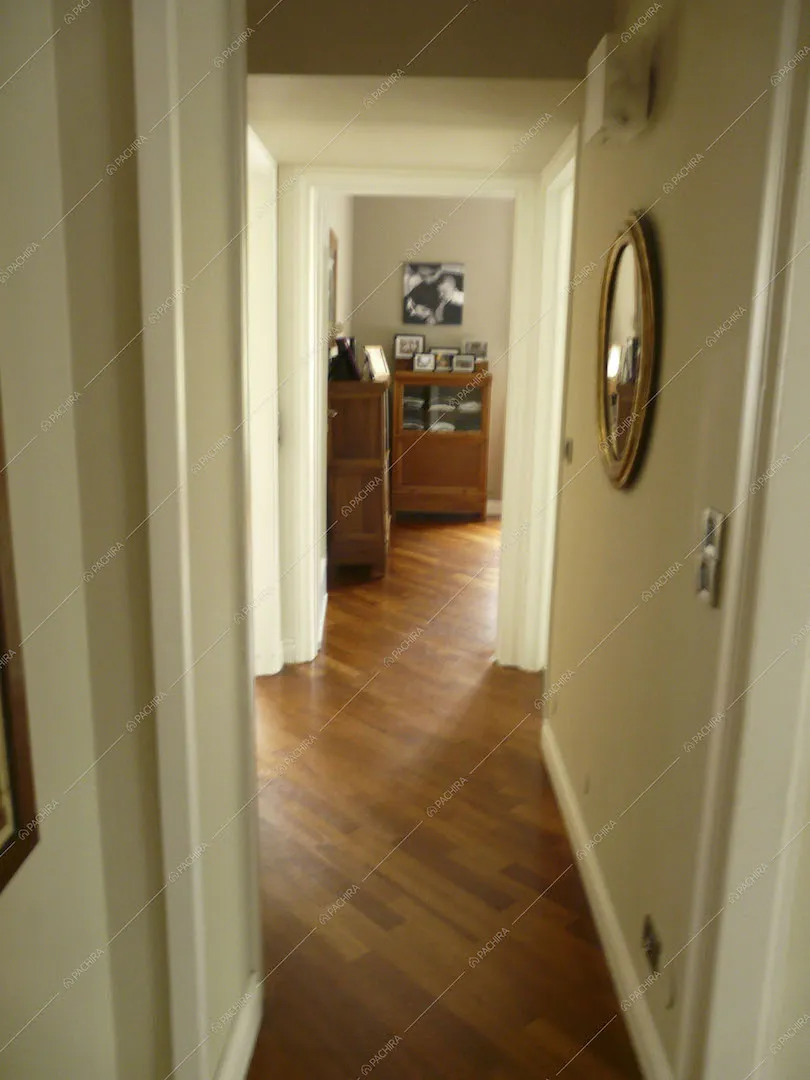 Corridoio con pavimento in parquet, specchio