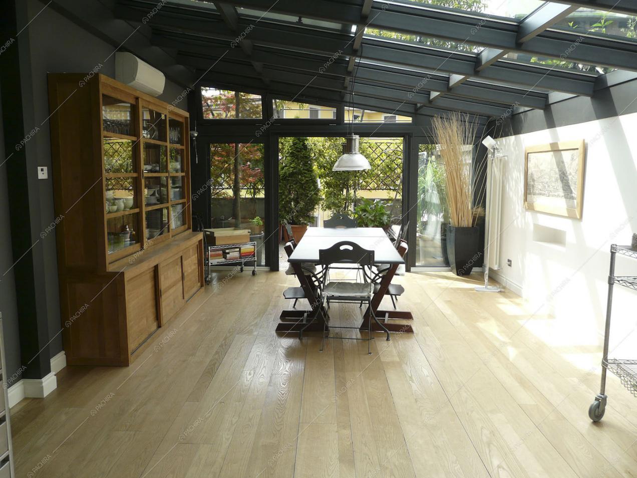Soffitto in vetro e tavolo da pranzo