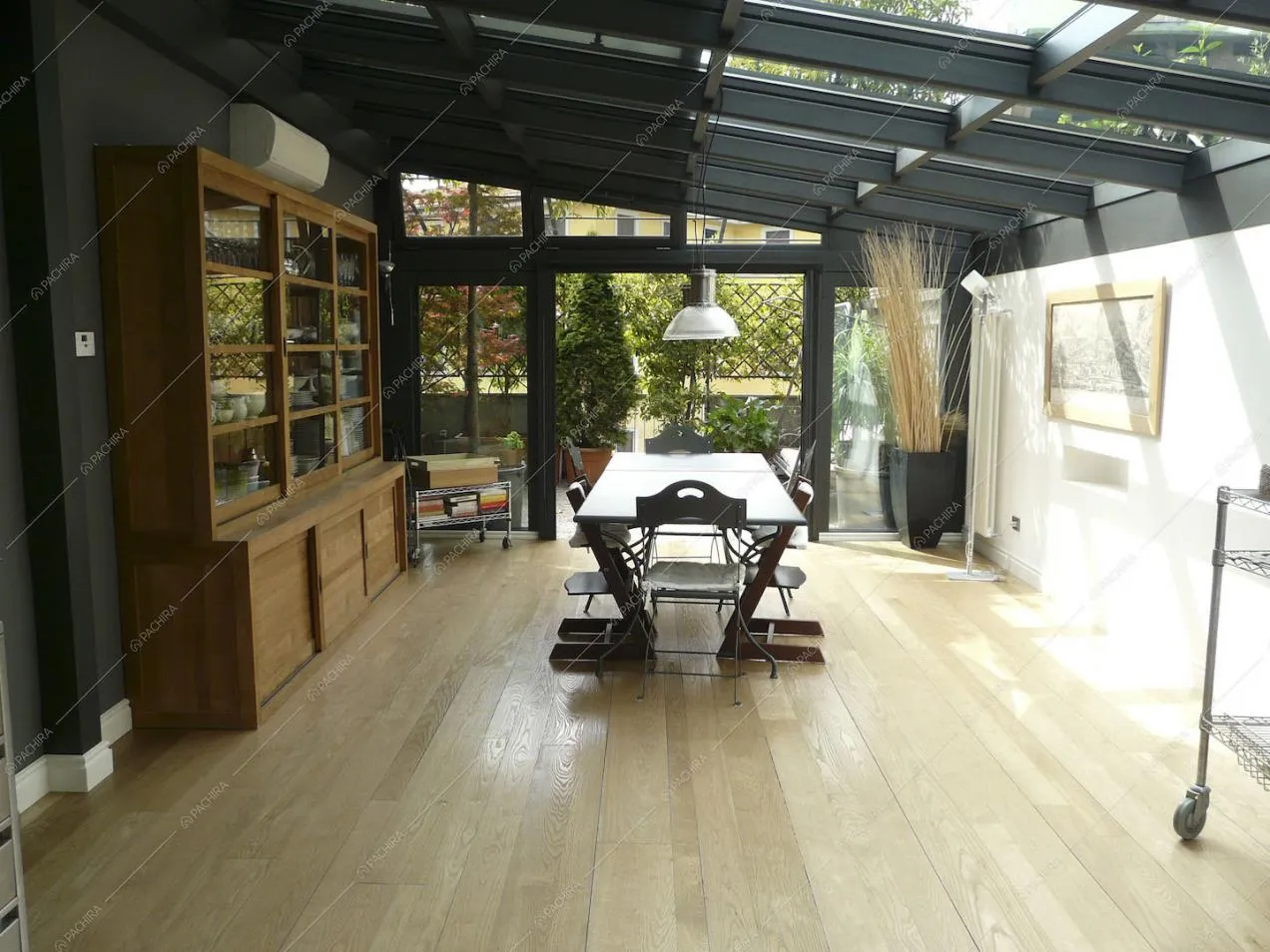 Soffitto in vetro e tavolo da pranzo