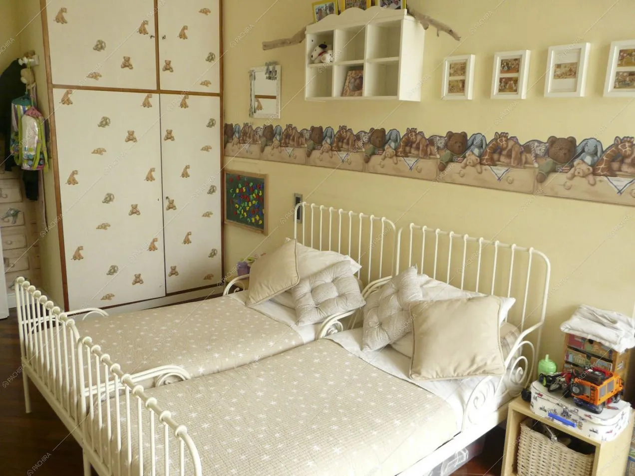 Lettini singoli, adesivi sul muro