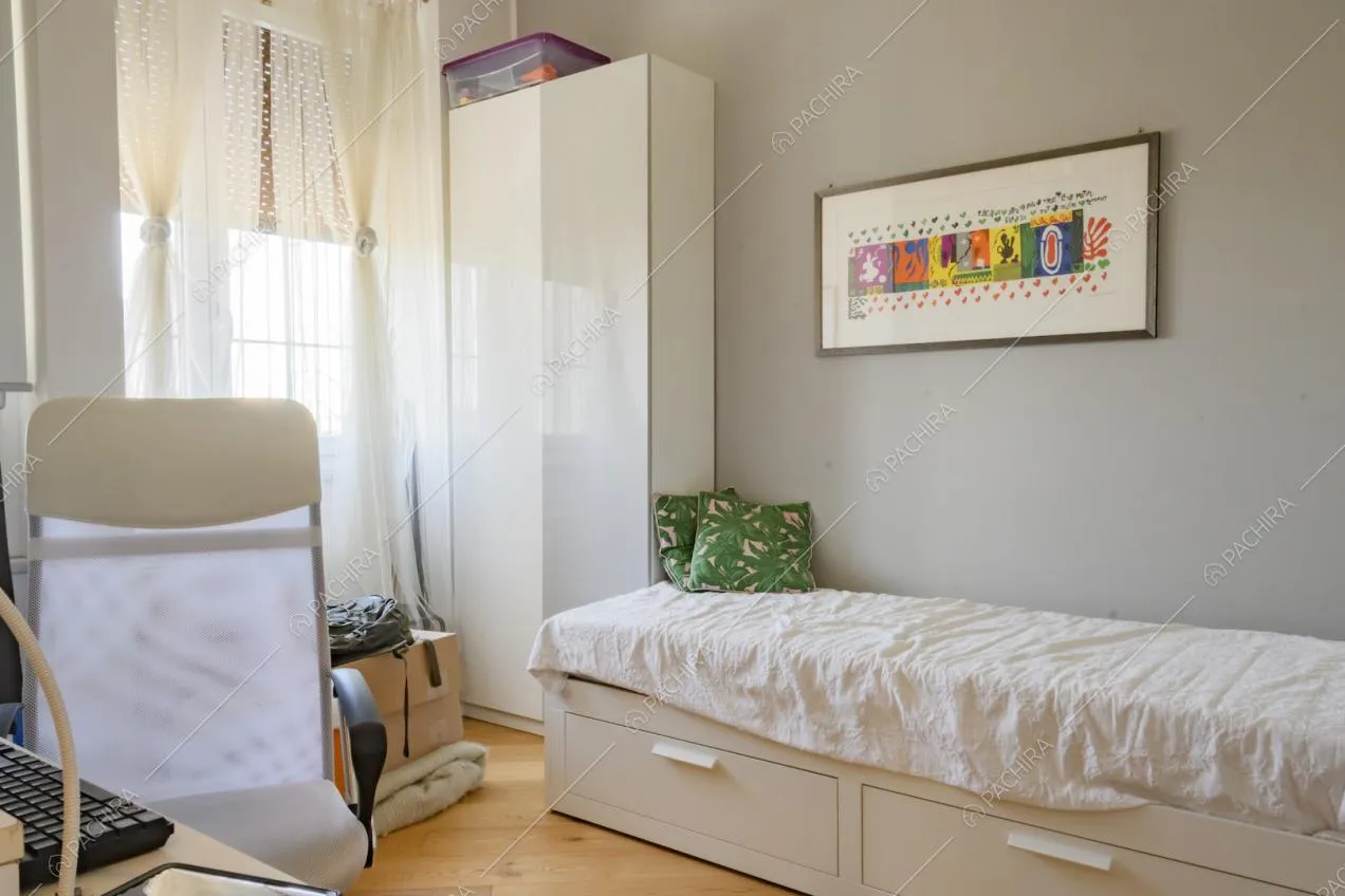 Sedia da ufficio, armadio bianco e divano letto