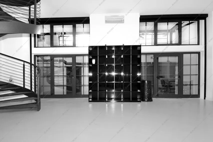 Vetrate, scorcio sulla scala a chiocciola nera