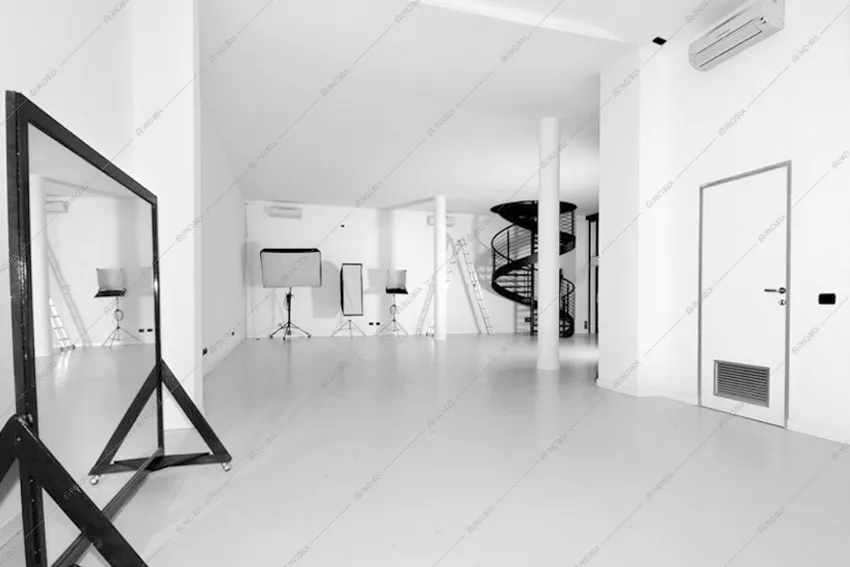 Spazio con specchi total white