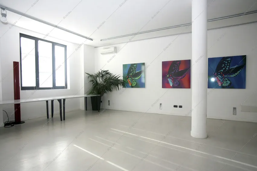 Spazio con colonna bianca, tavolo
