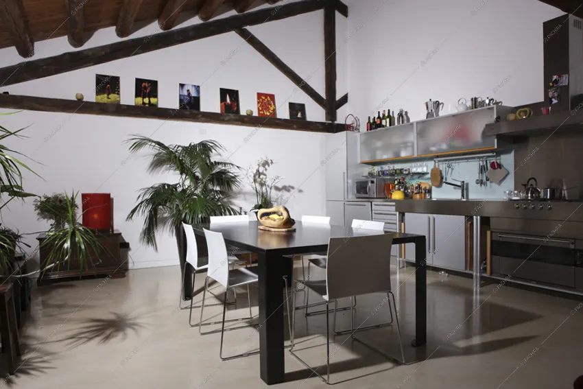 Tavolo da pranzo nero, travi a vista