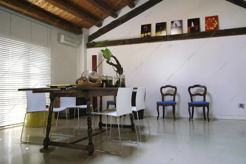 Tavolo da pranzo in legno con sedie bianche, sedie d'epoca