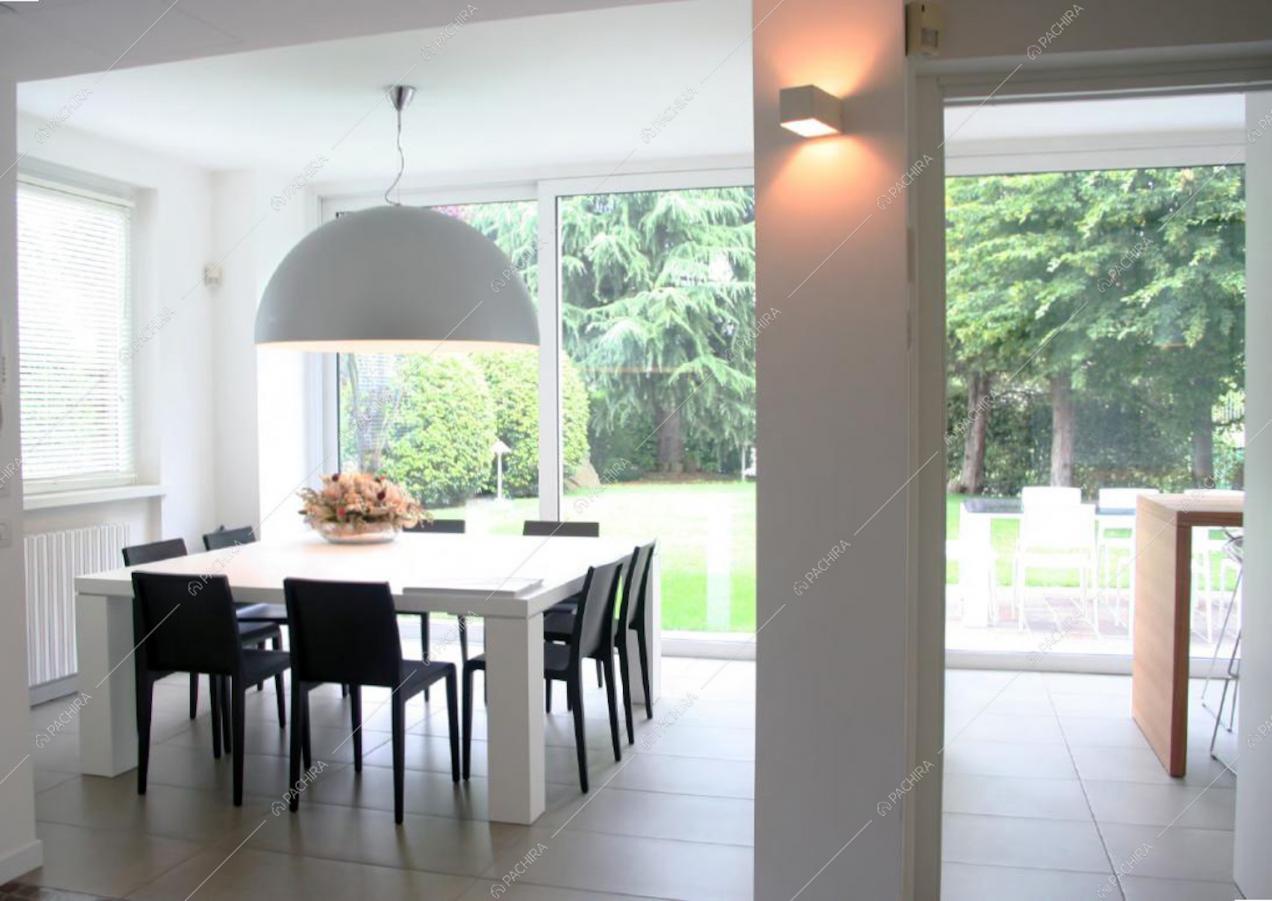 Zona pranzo della location Lavanda, villa moderna per shooting a Milano
