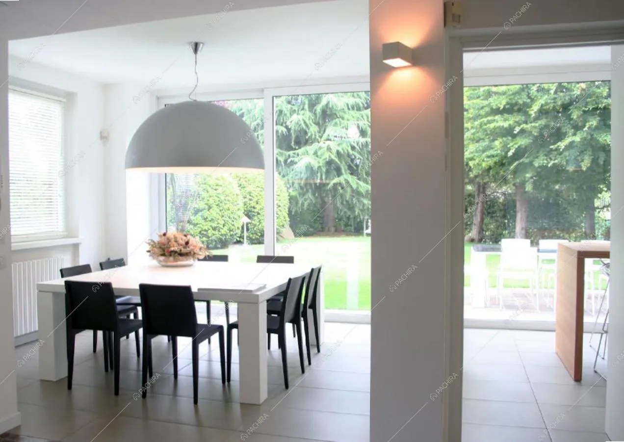 Zona pranzo della location Lavanda, villa moderna per shooting a Milano