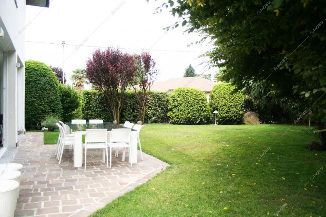 Giardino della location Lavanda, villa moderna per shooting a Milano