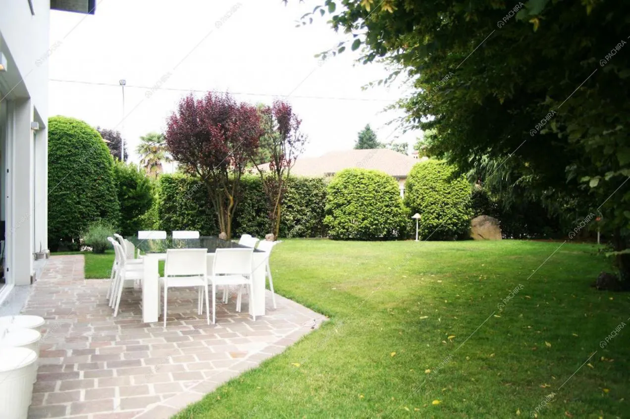 Giardino della location Lavanda, villa moderna per shooting a Milano